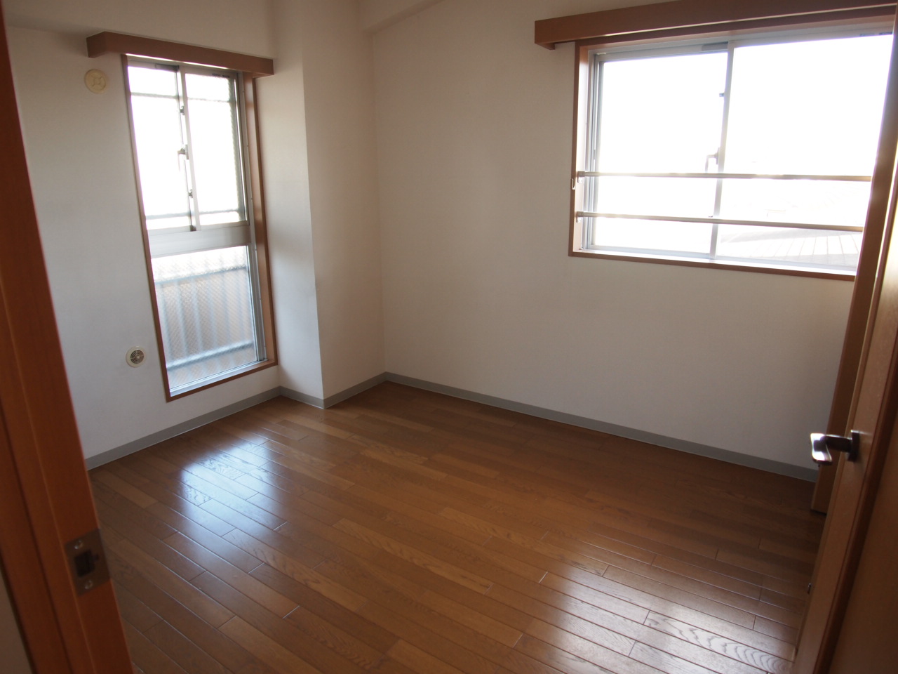Other room space. East side Western-style is also pointing positive two-plane daylight! !