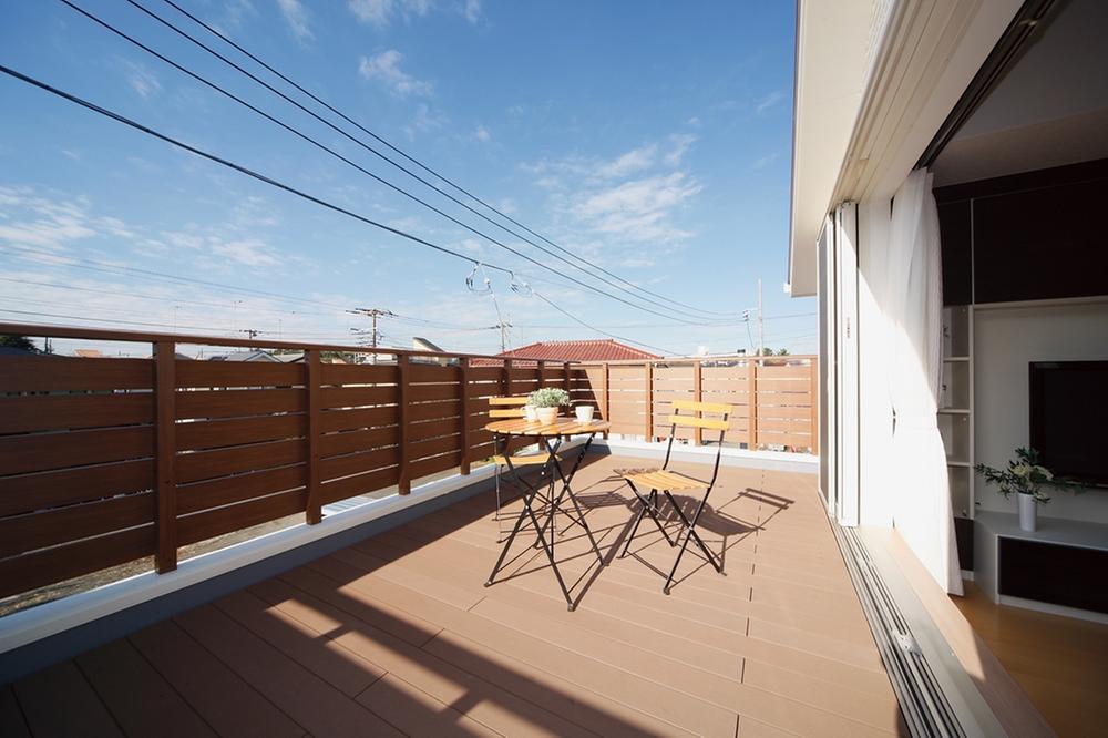 Other building plan example. Construction case that uses a wide balcony. Holiday tea time with family.