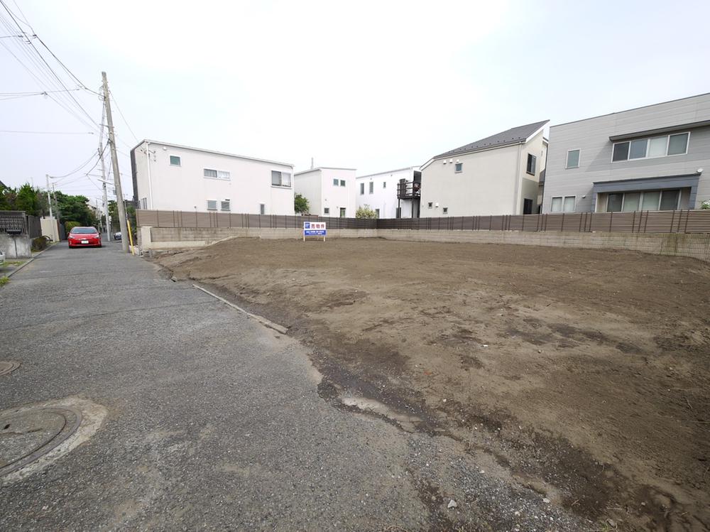 Local photos, including front road. Local (July 2013), a quiet residential street corner of Siemens in shooting northwest road