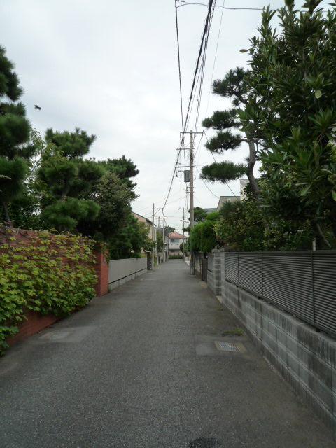 Streets around. Corner of a quiet residential area of ​​10m big mansion-lined up before local