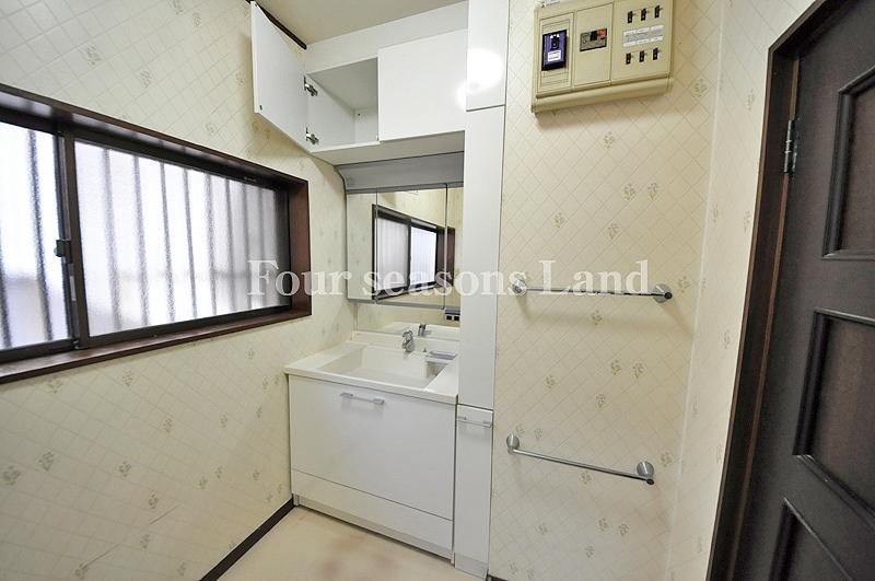 Wash basin, toilet. Indoor (11 May 2013) Shooting