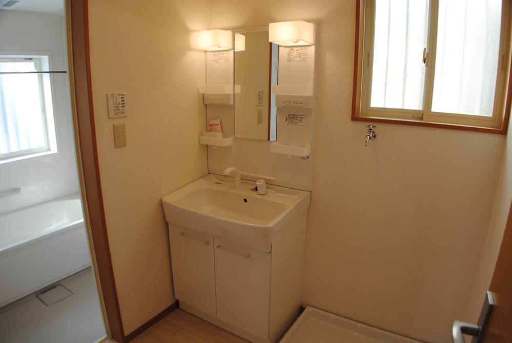 Wash basin, toilet. Indoor (04 May 2013) Shooting