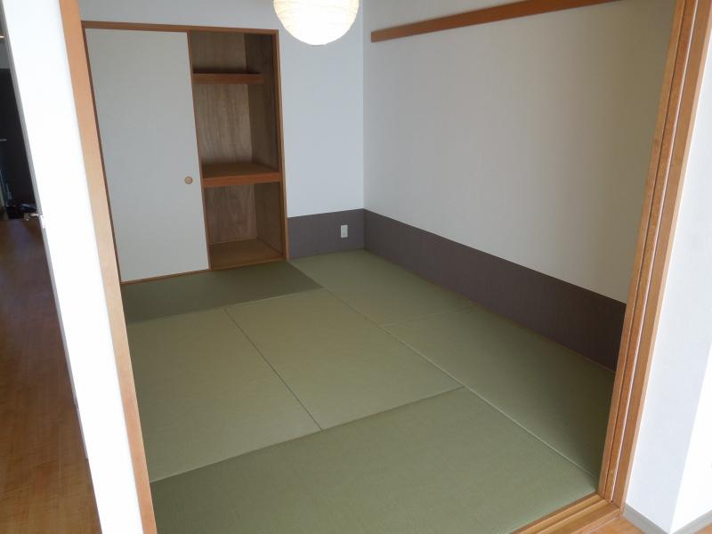 Non-living room. Japanese-style tatami and sliding doors, Chokawa renovation wallpaper Tare