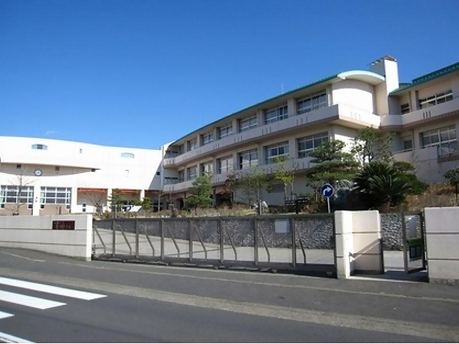 Junior high school. 950m to Fujisawa Tatsufujike Oka junior high school