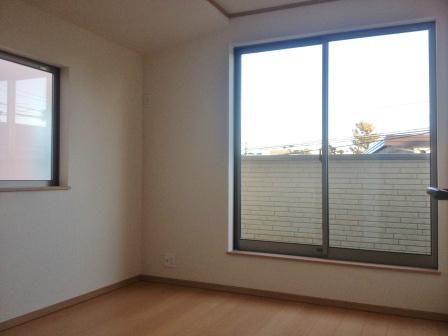 Non-living room. Ventilation is also good in all the room dihedral window!