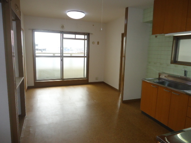 Living and room. Convenient shopping! City gas! Facility ・ Storage enhancement