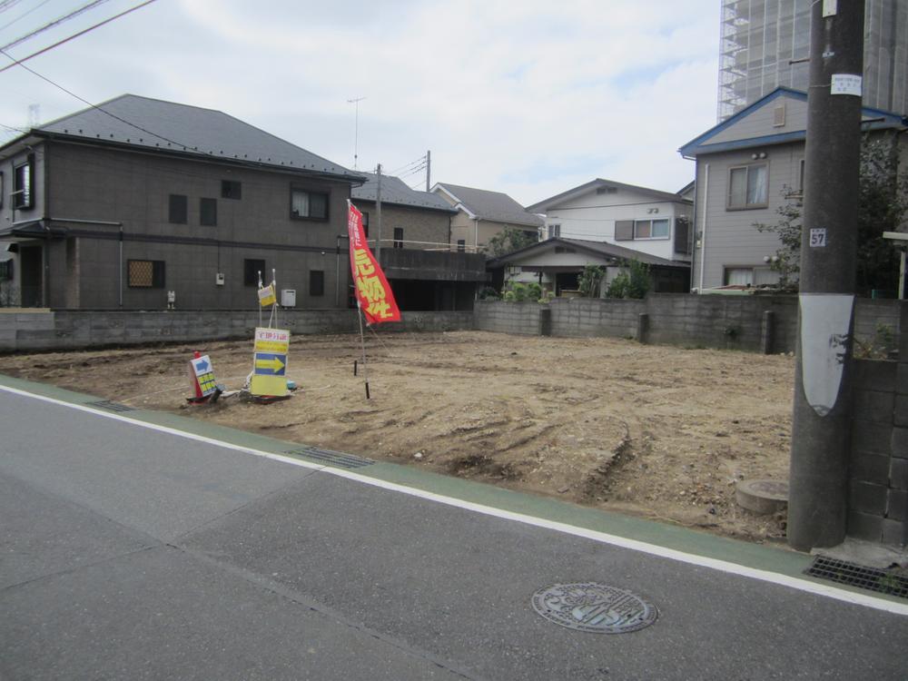 Local land photo. Local (10 May 2013) Shooting It does not have any difference in height between the road!