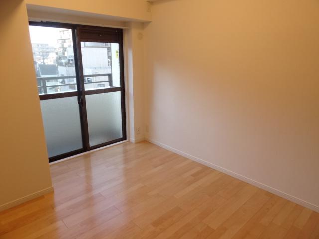 Non-living room. Indoor (12 May 2013) Shooting