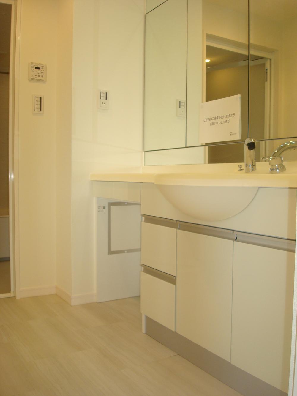 Wash basin, toilet. Washbasin available in the family (11 May 2013) Shooting