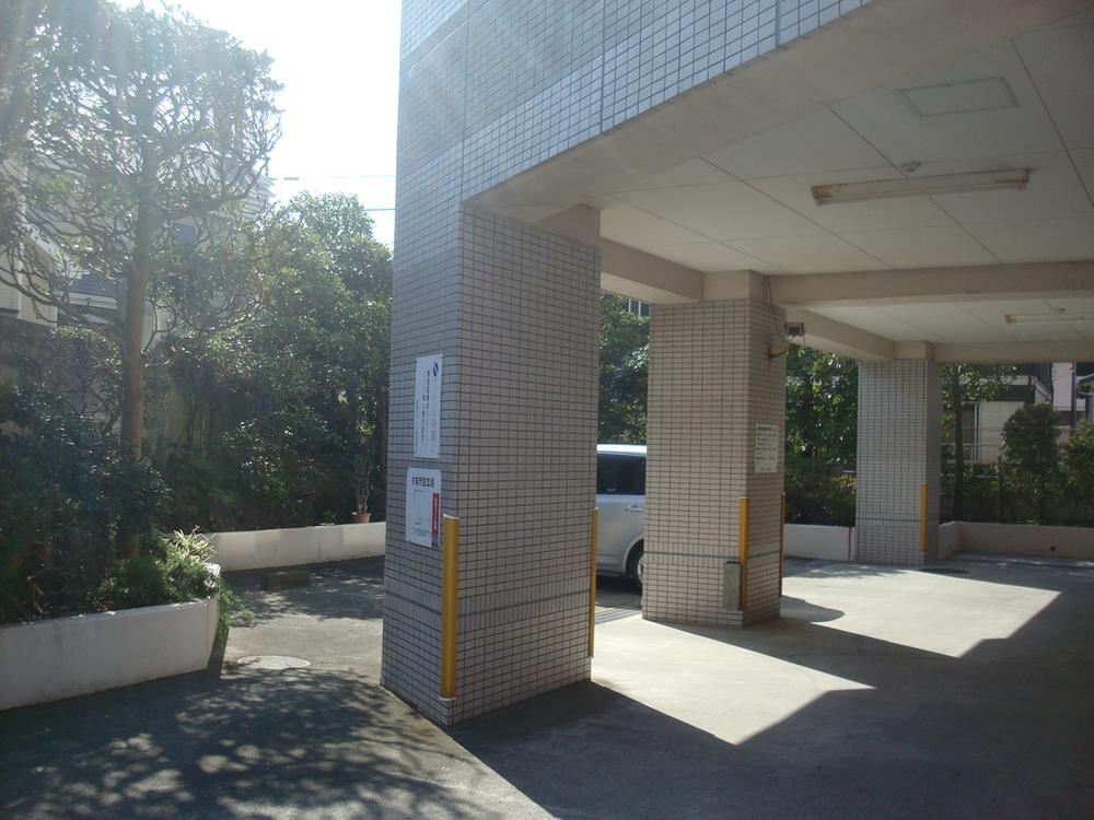 Parking lot. Common areas ・ There are three cars for the visitor's