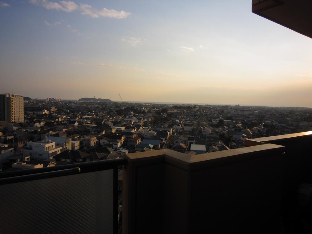 View photos from the dwelling unit. Shonan landscape dyed from blue to orange gradient.