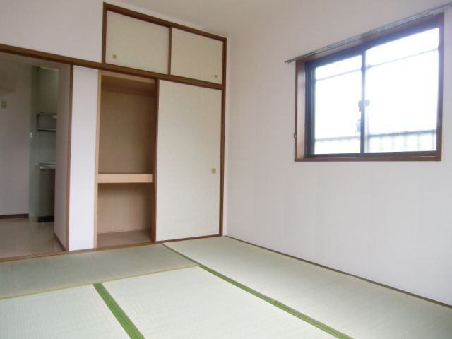 Living and room. Japanese-style room. There is a window in the corner room