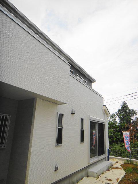 Local appearance photo. Because in the southeast direction there is a garden, Open and hit positive, Ventilation good local. It is suitable environment in child-rearing. The photograph is a No.B Building.