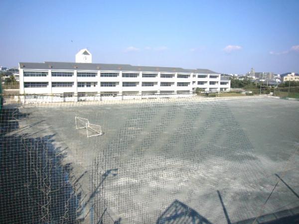 Junior high school. 湘洋 until junior high school 230m