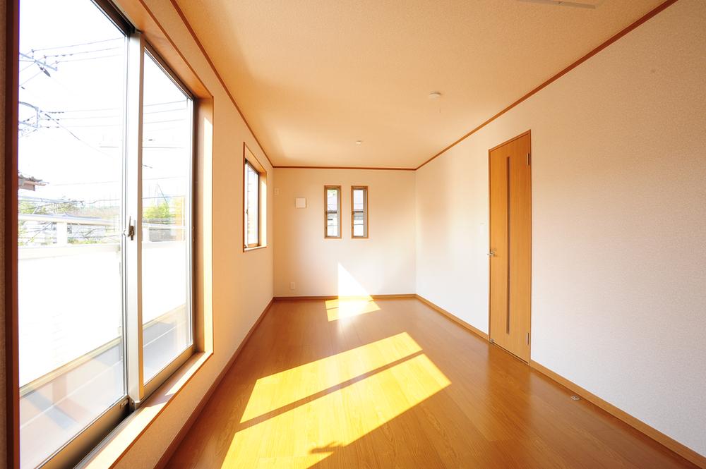 Living. Bright second floor living room until the window is a lot in the evening southwest side. 