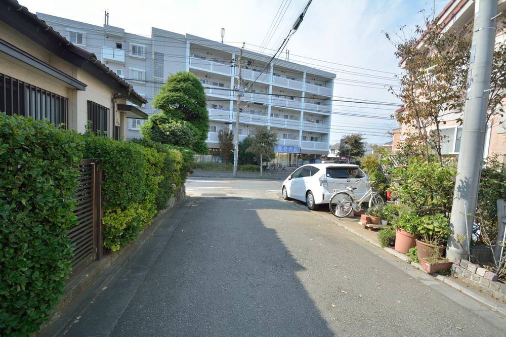 Local photos, including front road. Good atmosphere imports residential-style single-family lined local.  Because it is the place that contains a little from the main street, It is also safe for children. 