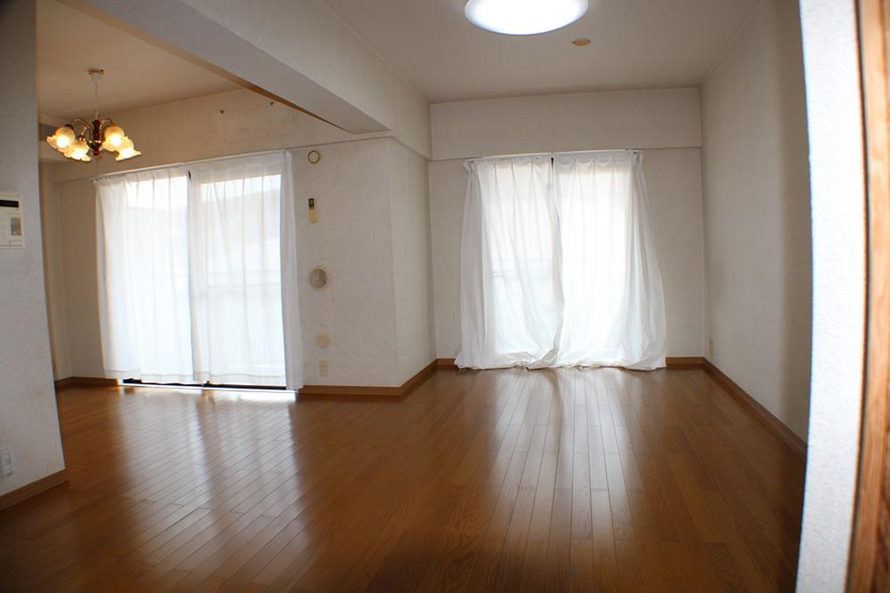 Living. Room (August 2013) Shooting South is a bright living room of direction.