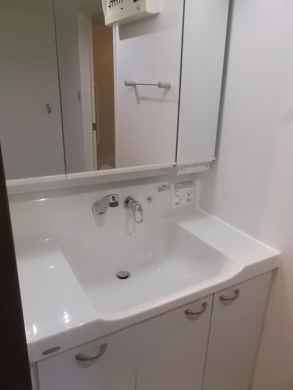 Wash basin, toilet. Indoor (12 May 2013) Shooting