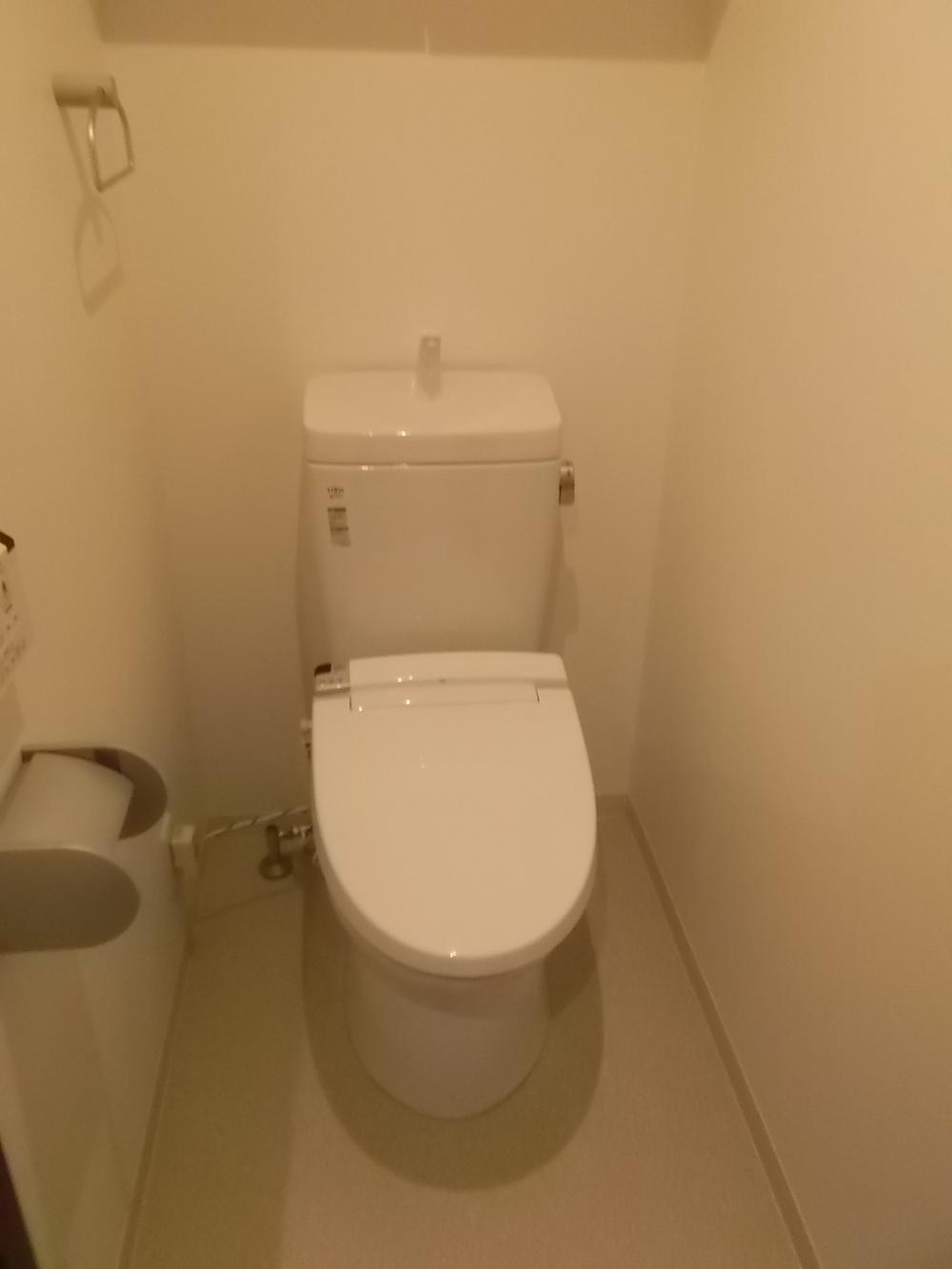 Toilet. Indoor (12 May 2013) Shooting