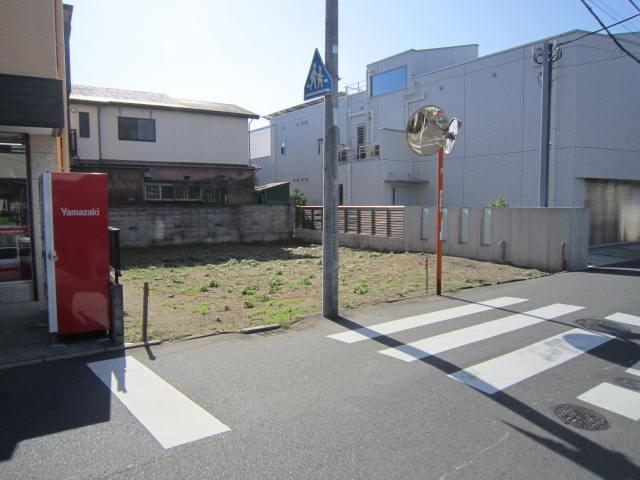 Local land photo. Local (10 May 2013) Shooting Front road is a public road of width about 5.4m!