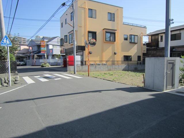 Local photos, including front road. Local (10 May 2013) Shooting Site front is a feeling of open!