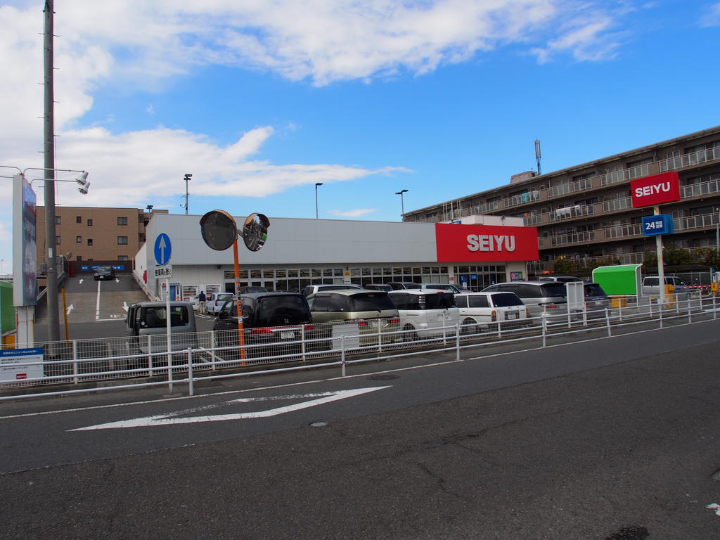 Supermarket. Seiyu Tsujido store up to (super) 240m