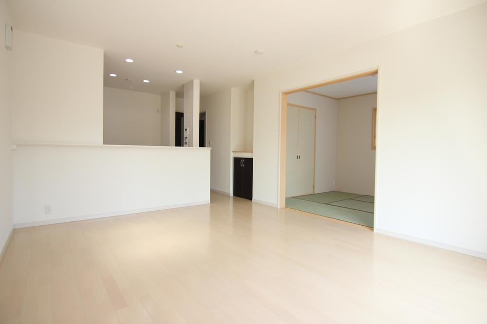 Same specifications photos (living). ● 32 Building: Living example of construction living 15 tatami mat + Japanese-style room 5.25 quires = 20 tatami mats or more of the large space! 
