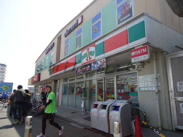 Convenience store. Thanks Katase Enoshima Station store up (convenience store) 725m
