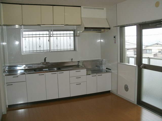 Kitchen. Many window, Bright kitchen