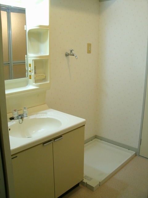 Washroom. Convenience has a storage compartment in the washroom back ☆