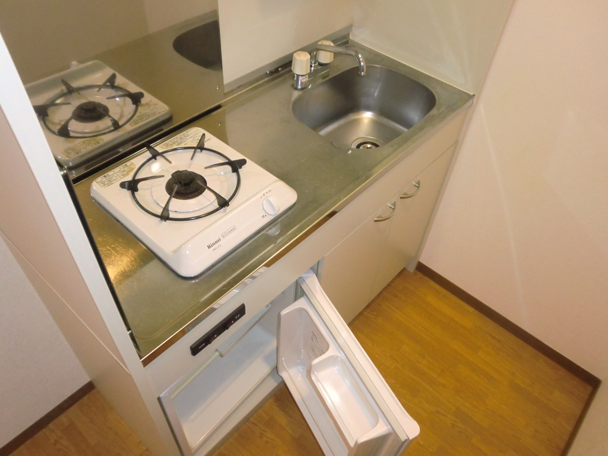 Kitchen. 1-burner stove ・ It is with a mini fridge