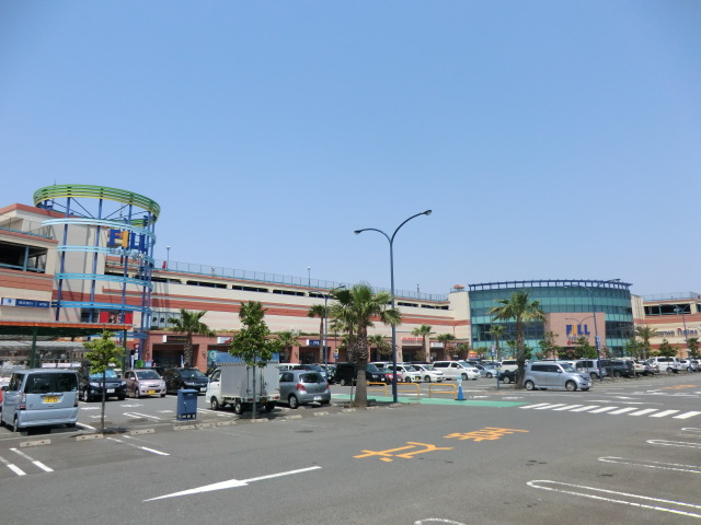 Shopping centre. 510m until the Shonan Mall Fill (shopping center)