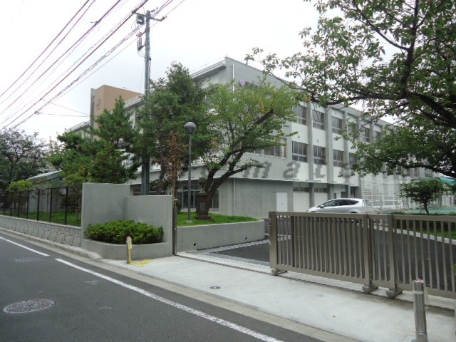 Primary school. 172m until the Fujisawa Municipal Honcho elementary school (elementary school)