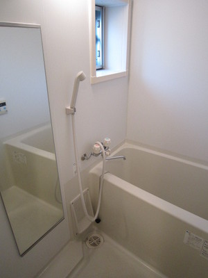 Bath. There is a window, You can ventilation. shower ・ With mirror. (Current state priority)