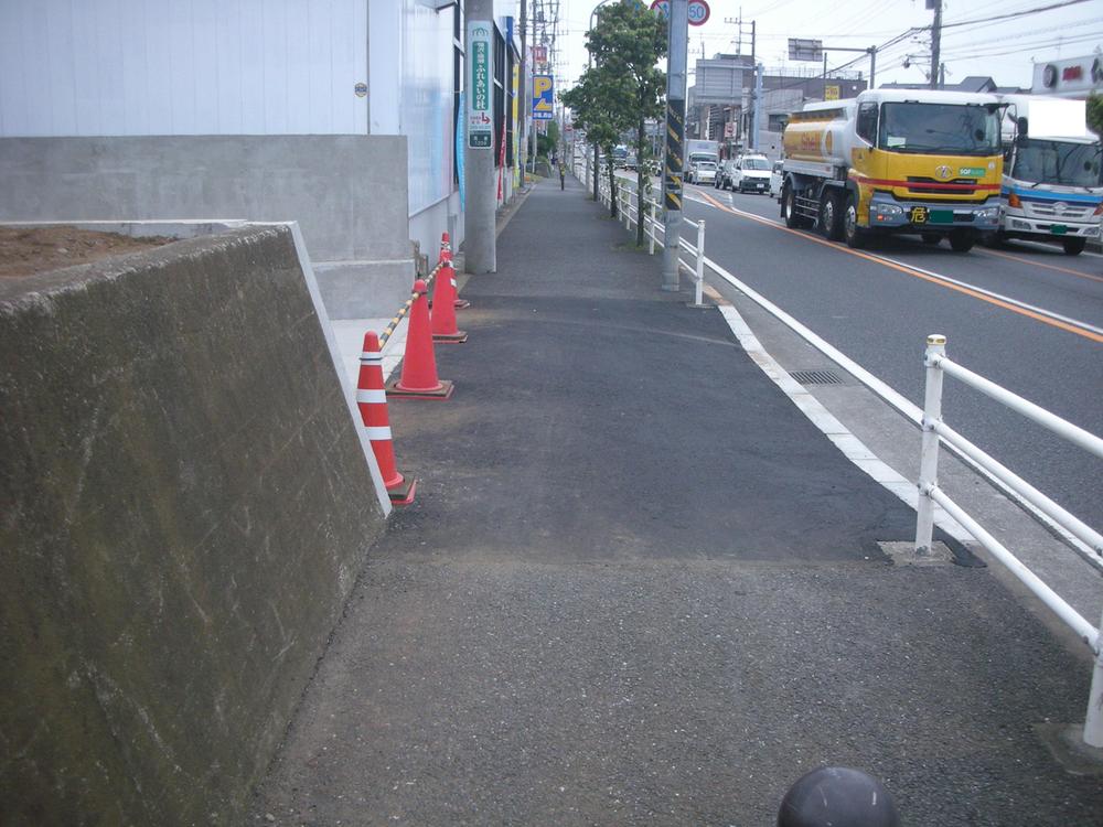 Local photos, including front road. Local (August 2013) Shooting Parking for wider revaluation of the sidewalk is also easy to