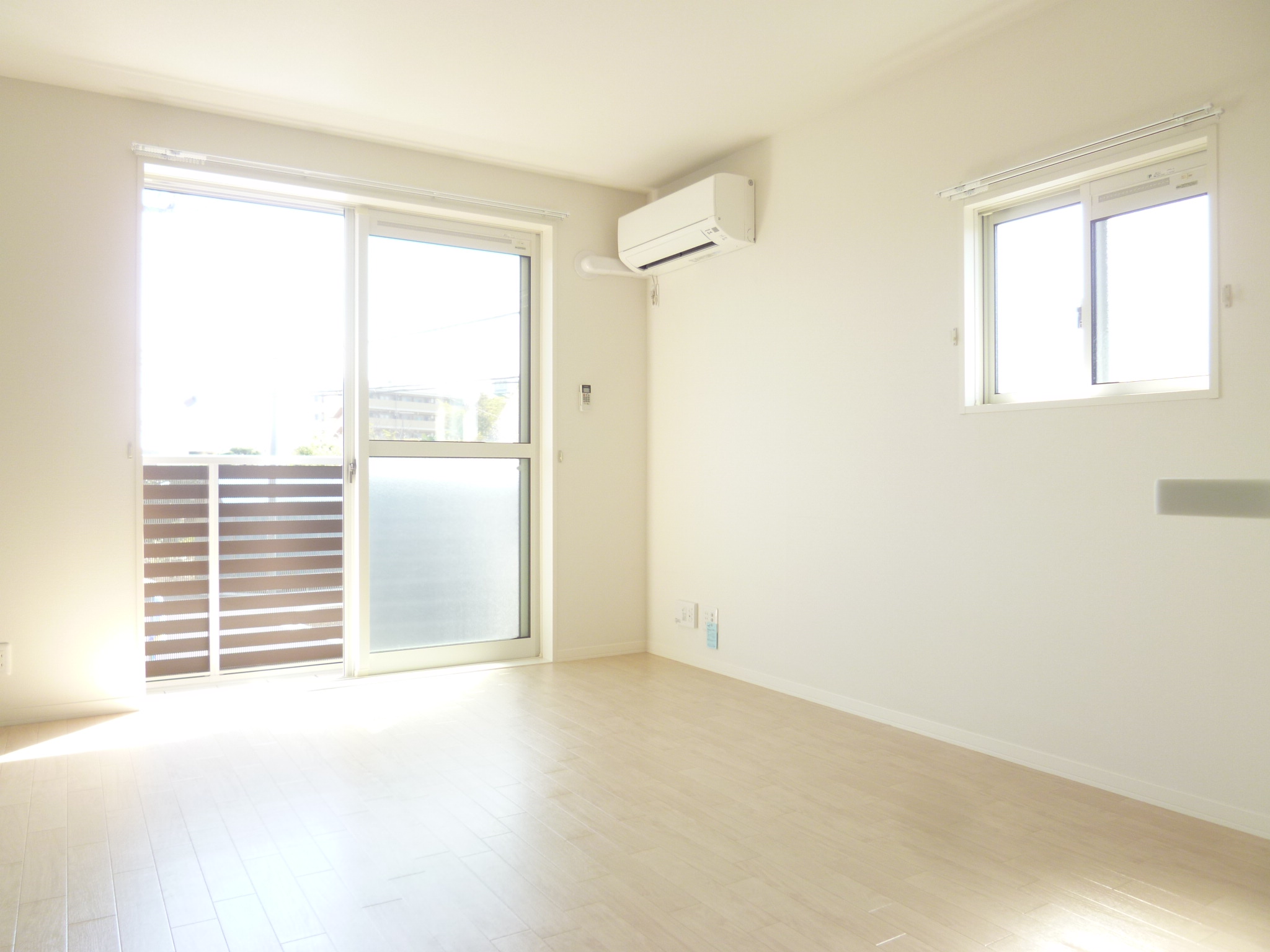 Living and room. LDK Air conditioning ・ There is a bright two-sided lighting shutters