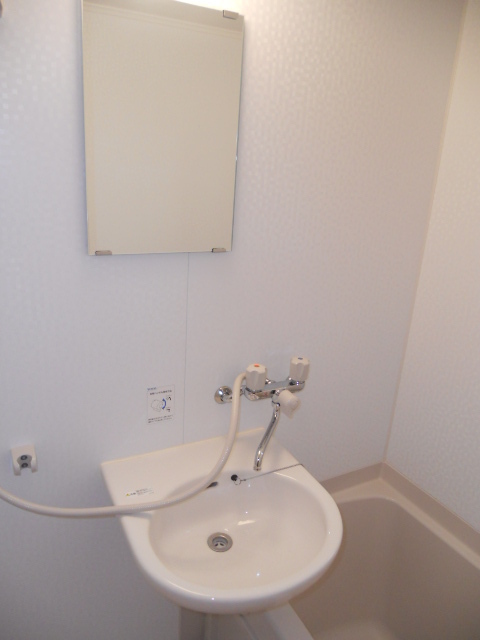 Washroom. Students recommended rent 1K! Fully equipped