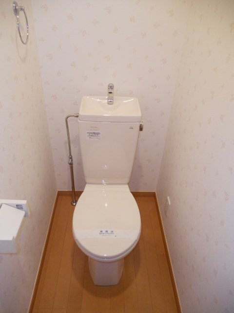 Toilet. Students recommended rent 1K! Fully equipped