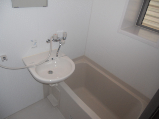 Bath. Students recommended rent 1K! Fully equipped