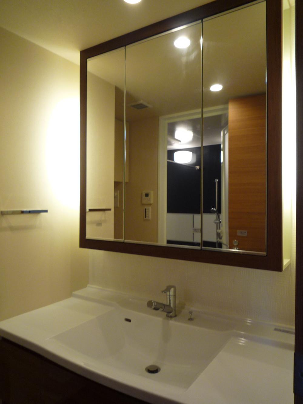 Wash basin, toilet. Inside storage ・ Wash basin of three-sided mirror finish (2013 October shooting)