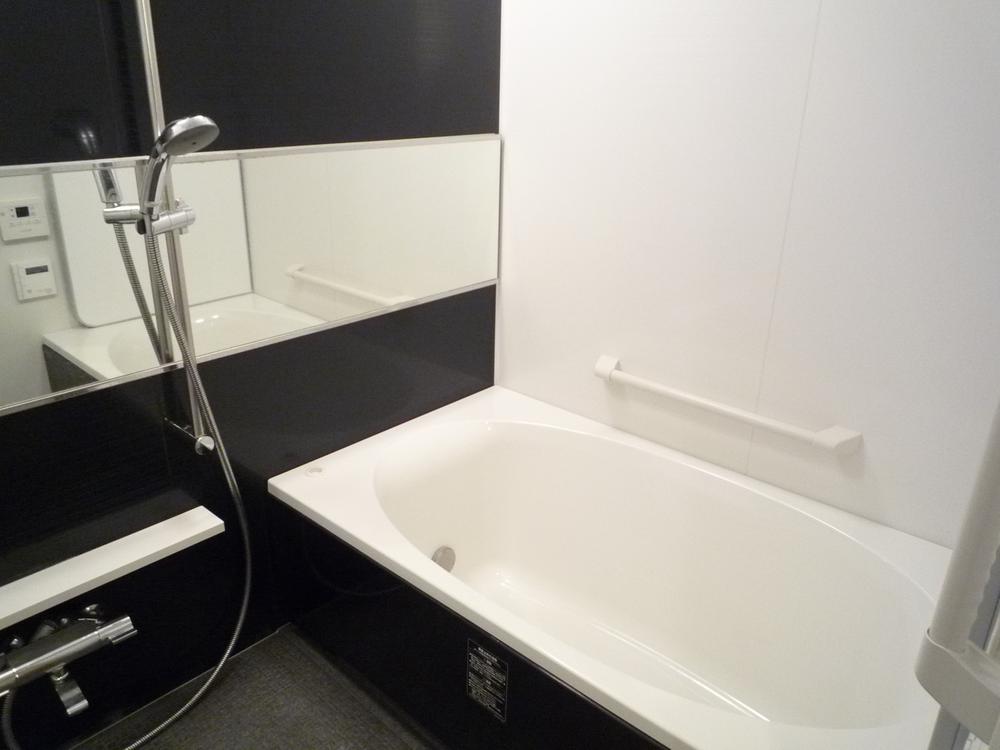 Bathroom. Low floor type, Wide mirror, Full Otobasu with a mist sauna (2013 October shooting)