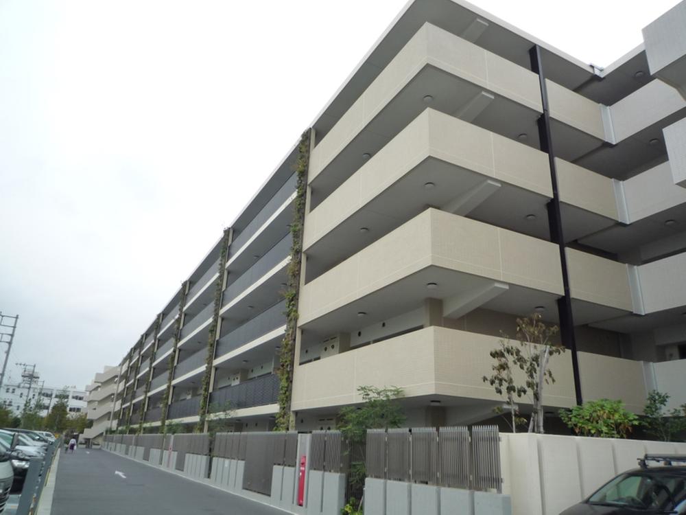 Local appearance photo. 5-storey low-rise apartment that matches the atmosphere of Shonan (2013 October shooting)