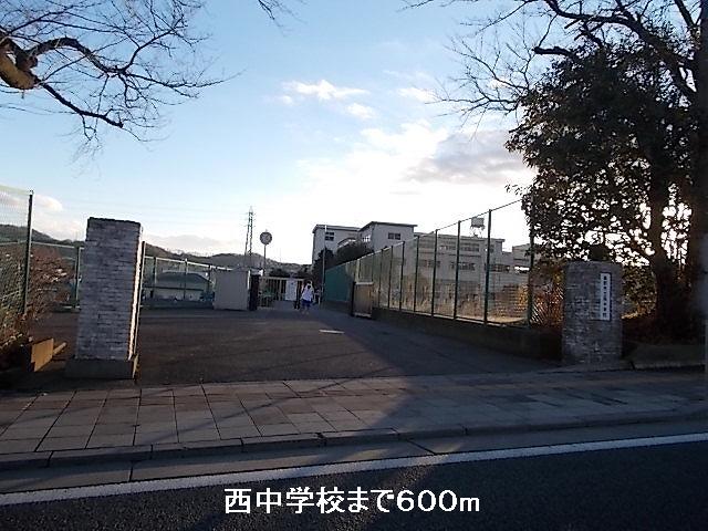 Junior high school. 600m to the west junior high school (junior high school)