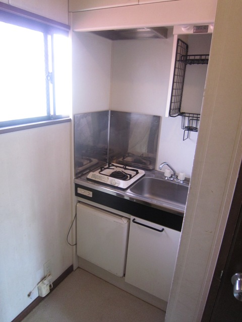 Kitchen. Gas stove 1-neck & mini fridge