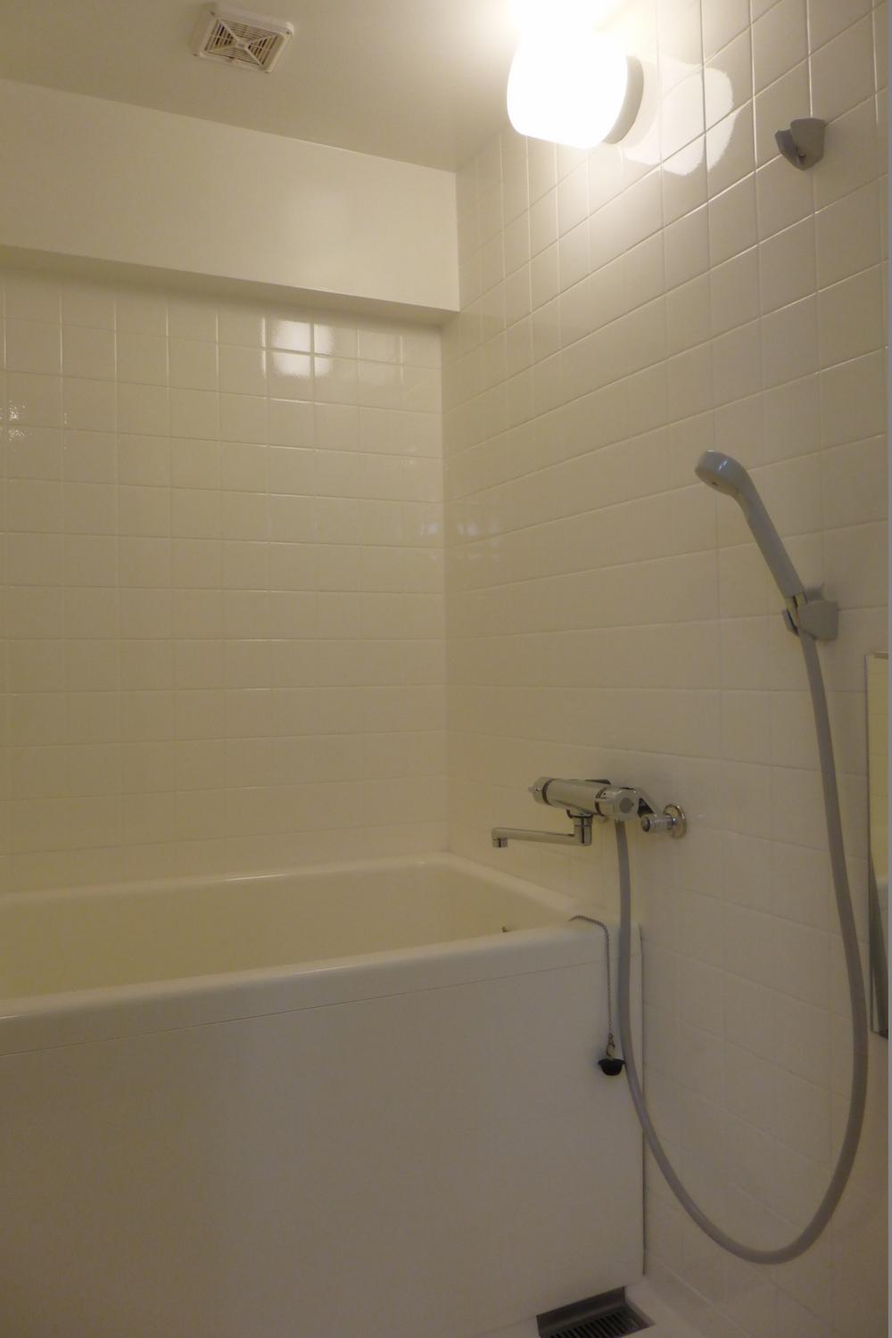 Bathroom. Shower Faucets ・ mirror ・ Bath lid ・ Entrance door already replaced