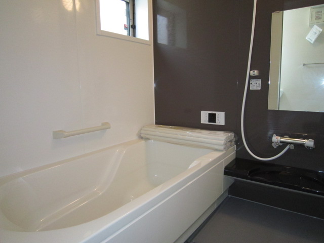 Bath. Loose with bathtub Reheating!