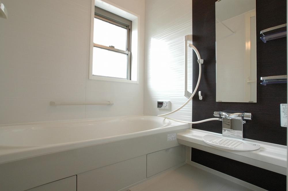 Same specifications photo (bathroom). Please take your tired of the day with a large bath that can stretch the legs