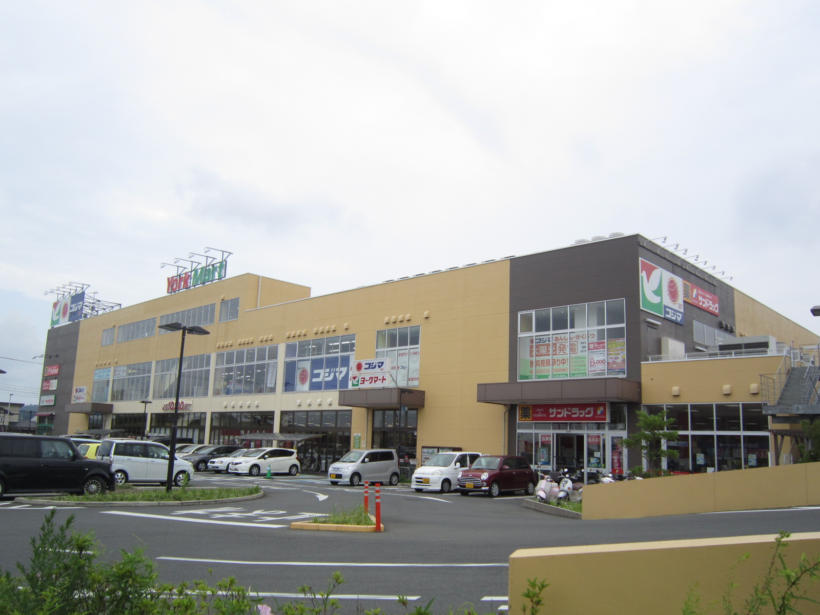 Shopping centre. 2005m to Yorktown Kitakaname (shopping center)