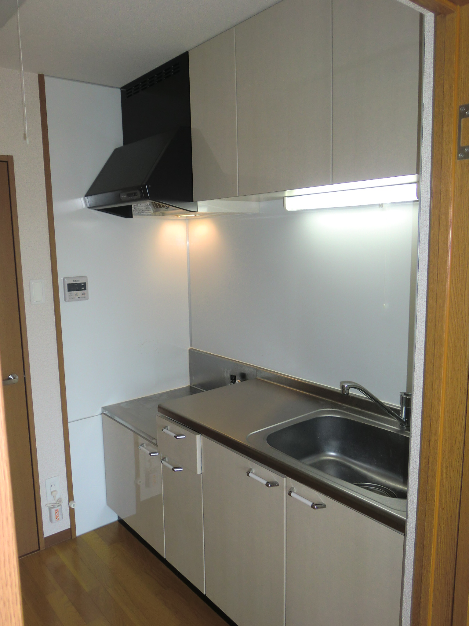Kitchen. Gas stove installation Allowed (gas stove will put two mouths and three-necked)