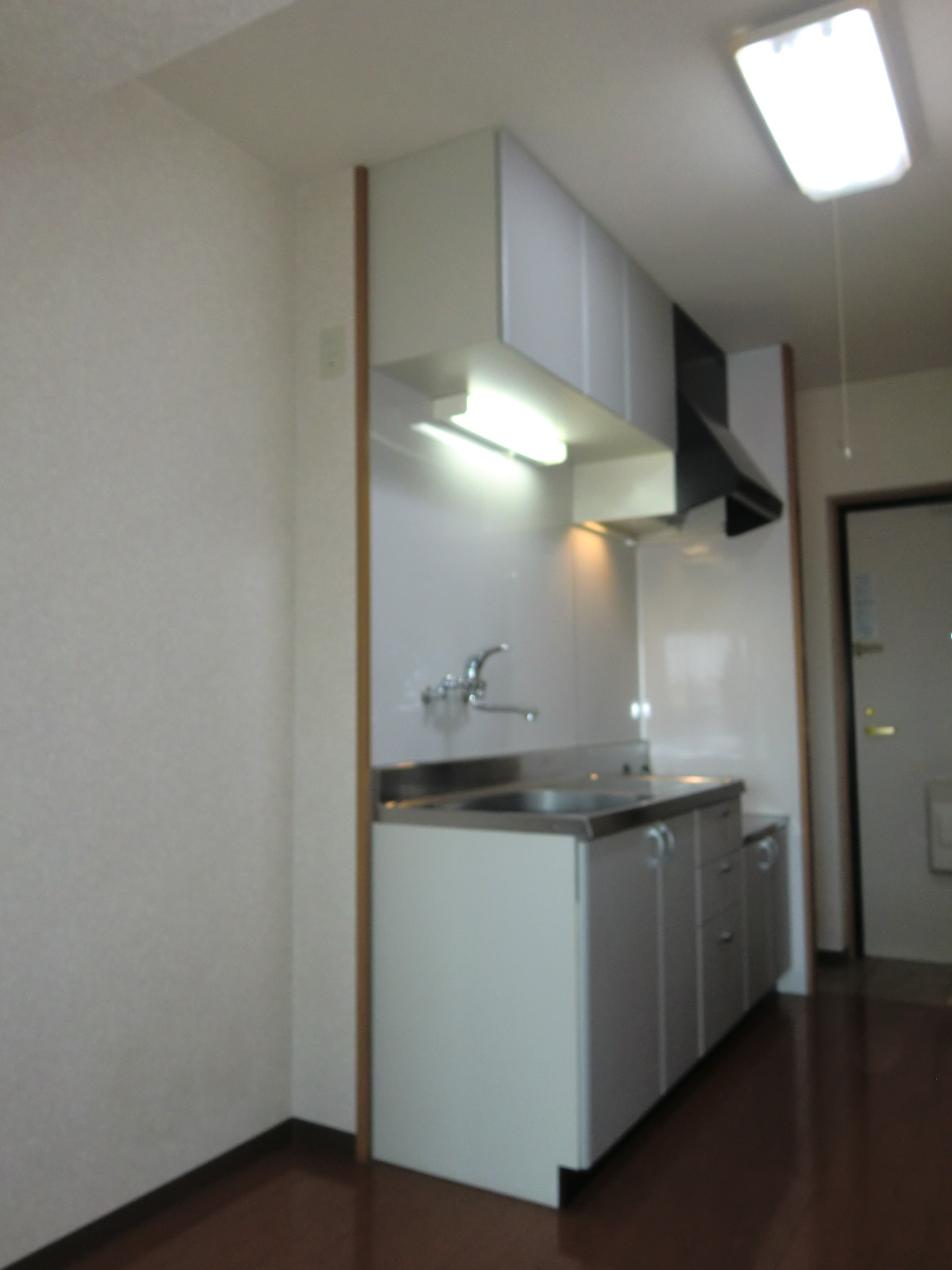 Kitchen. Put the stove gas stove installation Allowed (2 mouth or three-necked. )
